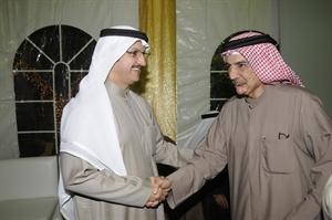 الشايع مصافحا الحضور