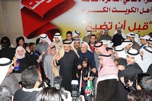 النائبان محمد الجويهل ونبيل الفضل وسط جموع المهنئين
