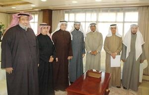 احمد المليفي خلال لقائه لجنة تقييم الاختبارات﻿