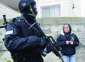 جندي إسرائيلي يحتجز فتاة فلسطينية رفضت إعطاءه رقم هاتفها