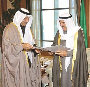 صاحب السمو الامير الشيخ صباح الاحمد لدى تسلمه كتاب استقالة الحكومة من سمو الشيخ جابر المبارك﻿