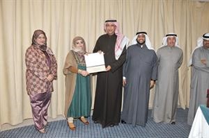 اللواء مفيصل الجزاف يكرم احدى المشاركات
