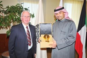 الصالح يقدم مجسم مبنى الغرفة كهدية تذكارية لرئيس الوفد البلغاري ﻿
