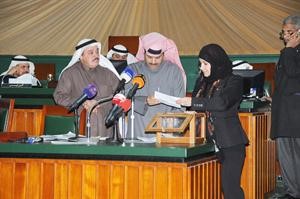 فرز المطيري وم جنان بوشهري خلال عملية فرز الاصوات﻿