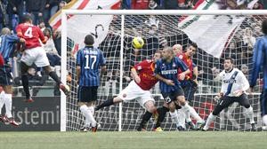 راسية لاعب روما جوان دوس سانتوس في طريقها لهز شباك حارس انتر ميلان جوليو سيزار اپ
