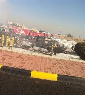 رجال الاطفاء يحيطون بالصهريج بعد اخماد النيران