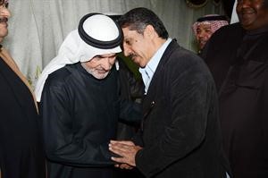 عاشور في حوار مع احد ابناء الدائرة﻿