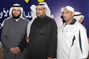 الدمخي مع اثنين من مهنئيه﻿