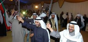 محمد الدلال ودناصر الصانع ومجموعة من المهنئين يؤدون العرضة احتفالا بالفوز
