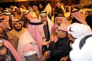 حديث بين جواد بوخمسين وخالد السلطان بحضور عدد كبير من المهنئين سعود سالم