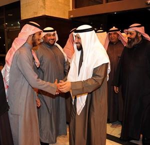 العميري في حديث باسم مع احد المواطنين