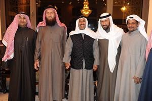 مهنئون مع السلطان والعميري