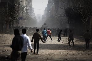 جانب من الاشتباكات بين متظاهرين وشرطة مكافحة الشغب في القاهرة امس افپ