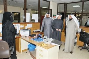 جمال الدوسري وبدر الفرحان ومشعل جبر يستمعون لاحدى الموظفات
