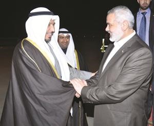 دعبدالله المعتوق مصافحا داسماعيل هنية لدى وصوله
