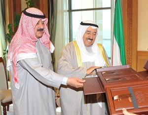 صاحب السمو الامير الشيخ صباح الاحمد يتسلم المجموعة الشعرية للشاعر سليمان جارالله الجارالله
