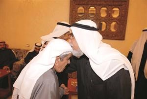 دعبدالمحسن الخرافي يطبع قبلة على راس مساعد الخرافي
