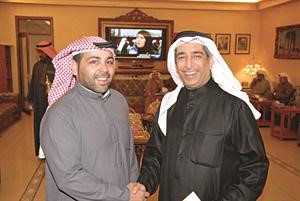 الزميل هاني الظفيري مصافحا معادل الخرافي
