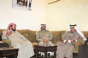 ماسامة الدعيج متوسطا عبدالله المقلد وسالم الجويسر