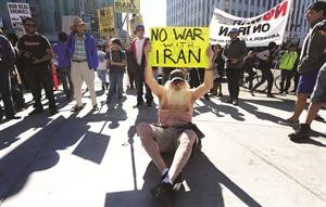 متظاهرون في لوس انجيليس يرفعون شعارات ترفض الحرب مع ايران	افپ﻿