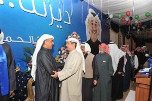 دشتي مستقبلا المهنئين
