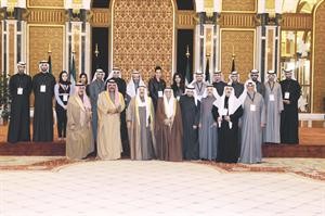 صاحب السمو الامير الشيخ صباح الاحمد وسمو ولي العهد الشيخ نواف الاحمد ومصطفى الشمالي مع رئيس واعضاء البنك الصناعي واصحاب المشاريع الصغيرة﻿