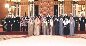 صاحب السمو الامير الشيخ صباح الاحمد وسمو ولي العهد ومصطفى الشمالي وعبدالمحسن الحنيف يتوسطون مجموعة من المشاركين في اللقاء﻿