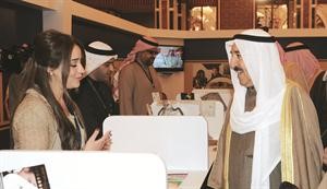 صاحب السمو الامير يستمع الى شرح من احدى المشاركات﻿