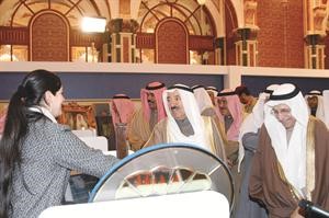صاحب السمو الامير وسمو ولي العهد ومصطفى الشمالي وعبدالمحسن الحنيف خلال الجولة﻿
