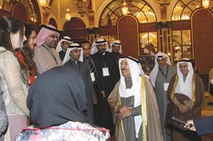 صاحب السمو الامير متحدثا مع عدد من اصحاب المشاريع﻿