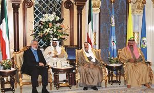 صاحب السمو الامير الشيخ صباح الاحمد مستقبلا داسماعيل هنية بحضور سمو ولي العهد الشيخ نواف الاحمد﻿