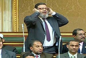 ممدوح اسماعيل يرفع اذان العصر بمجلس الشعب المصري
