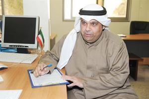 خالد الشهاب يملا استمارة ترشيحه