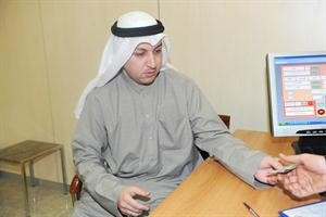 واحمد الصراف يدفع الرسوم 