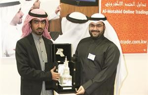 احمد العجمي يتسلم درع التقدير
