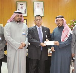 الظفيري متسلما الشيك من ناير﻿