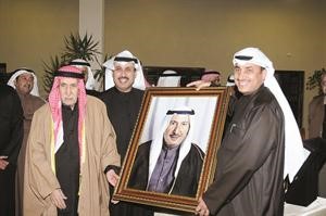 الفنان حامد العميري يقدم صورة للمغفور له باذن الله الشيخ جابر العلي وبحضور المؤرخ سيف مرزوق الشملان﻿
