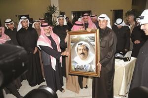  الفنان حامد العميري يقدم صورة للمرحوم باذن الله تعالى العم خالد يوسف المرزوق مهداة الى رئيس تحرير الانباء ويتسلمها الزميل يوسف عبدالرحمن﻿