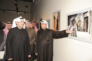 الشيخ حمد جابر العلي يطلع على اللوحات المعروضة﻿
