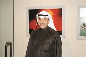 الفنان حامد العميري امام احدى اللوحات﻿