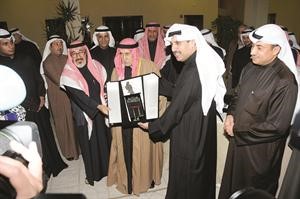 وزير الاعلام الشيخ حمد الجابر وحامد العميري يقدمان درعا تذكارية لـ الانباء لرعايتها المعرض ﻿