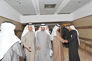 مناور نقا مع احد موظفي الامانة﻿