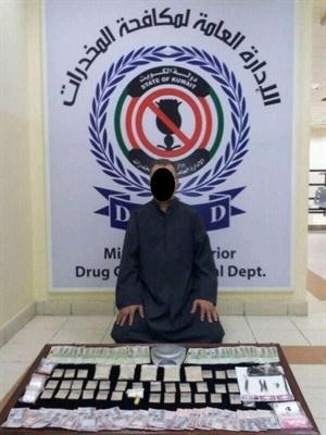 الايراني السابق البدون الحالي وامامه كمية المخدرات المضبوطة﻿