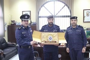 تكريم المشاركين بالزيارة من مدرسة الشرطة﻿