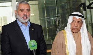 هنية يتحدث الى الصحافيين وبجواره الغانم