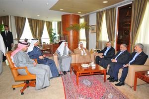 علي الغانم واسماعيل هنية خلال اللقاء المشترك	 محمد ماهر﻿
