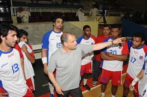 مدرب الكويت الجزائري صالح بوشكريو يوجه اللاعبين﻿