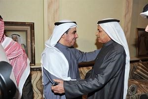 محمد الخليفة مصافحا دحسن جوهر
