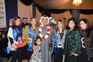 عبدالحميد دشتي متوسطا عددا من المهنئات وتبدو المحامية نجلاء النقي خالد مكي
