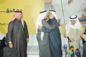 علي الراشد مرحبا بزميله محمد الصقر في مقره الانتخابي بحضور والده فهد الراشد
